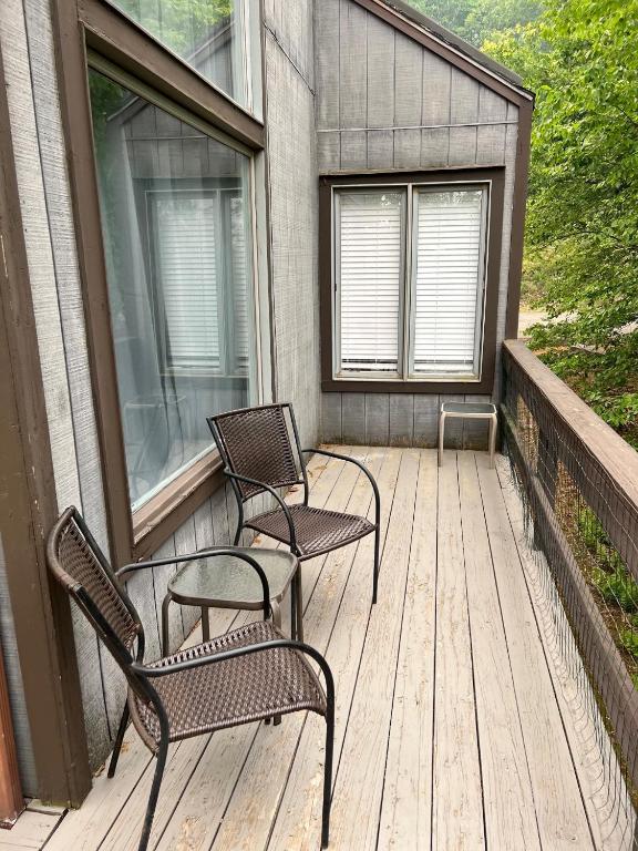 Balkón nebo terasa v ubytování Pocono Paradise - 3 bedroom 3 and half bathroom townhouse