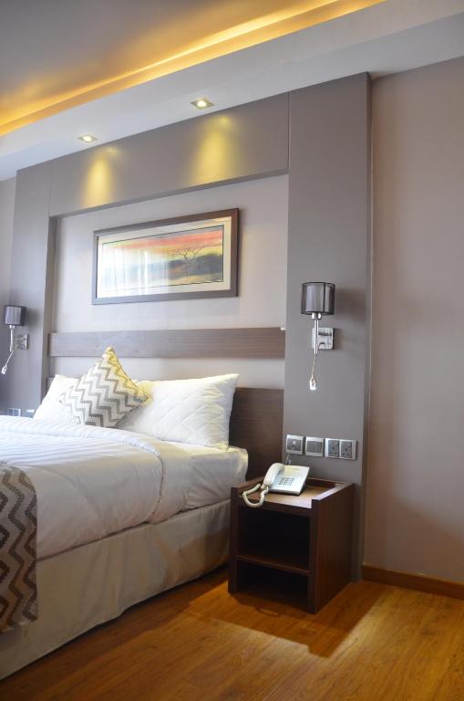 Postel nebo postele na pokoji v ubytování Ngong Hills Hotel