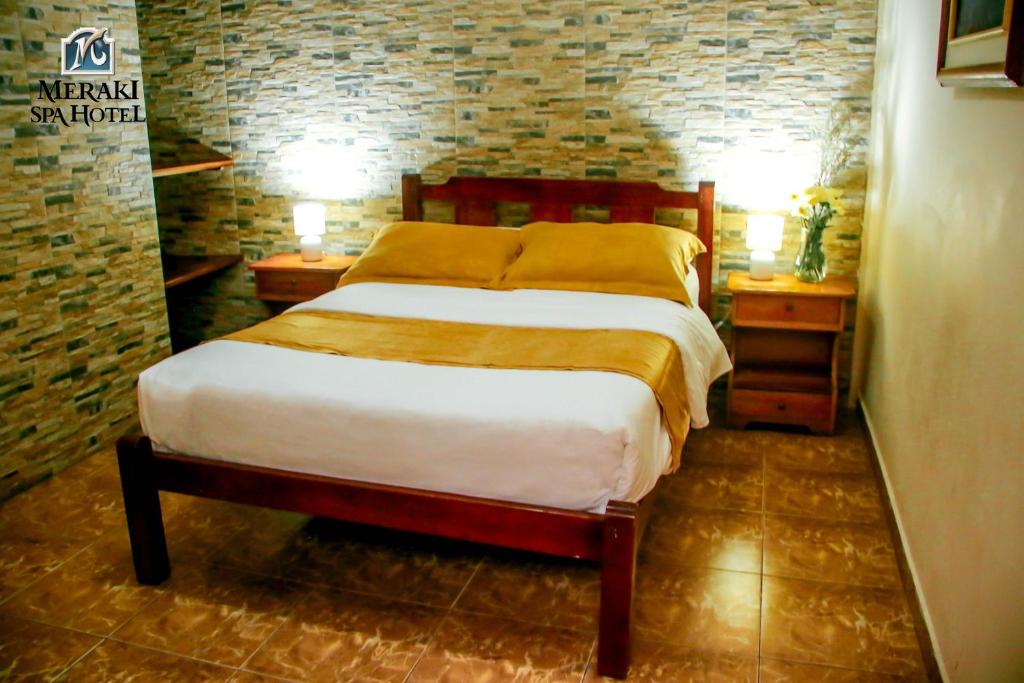 Postel nebo postele na pokoji v ubytování Meraki Hotel