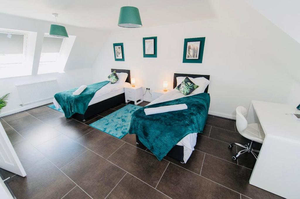 Sala de estar con 2 camas y mesa en Rugby Modern 3 Bed 6 guest house en Clifton upon Dunsmore