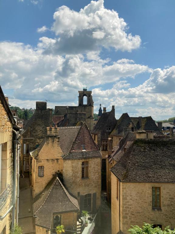 une vue aérienne d'une ville avec des bâtiments dans l'établissement Centre médiéval Sarlat, à Sarlat-la-Canéda