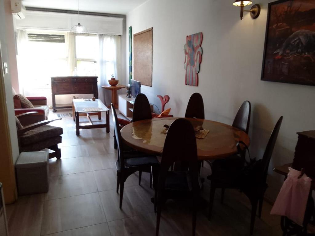 comedor y sala de estar con mesa y sillas en Nora Espejo en Mendoza