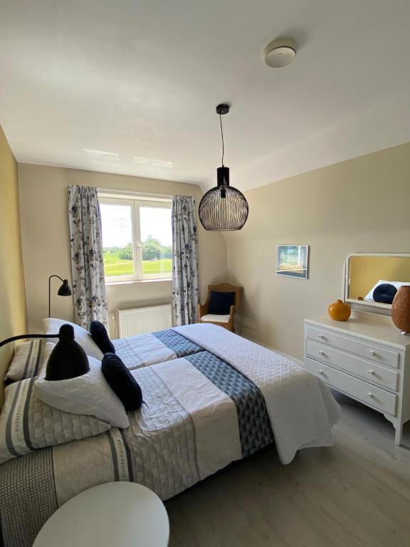 een slaapkamer met een bed met twee zwarte katten erop bij Het Pauzeerhuis in Middelburg