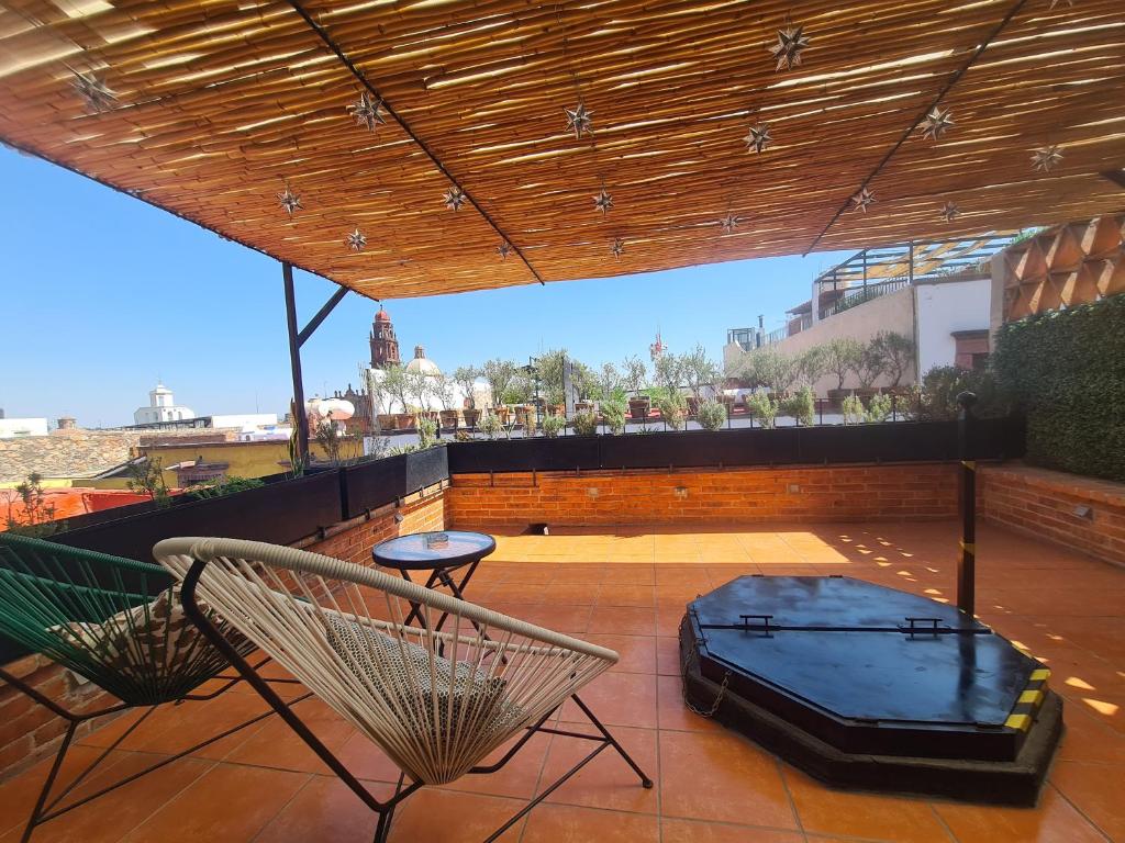 balcón con banco, mesa y sillas en Loft 41 by Casa Matia, en San Miguel de Allende