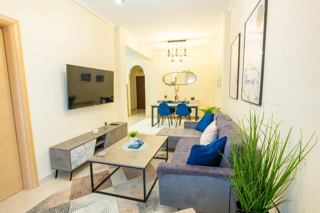 - un salon avec un canapé et une table dans l'établissement Niovi, Stylish Apartment Near the Waterfront, à Thessalonique
