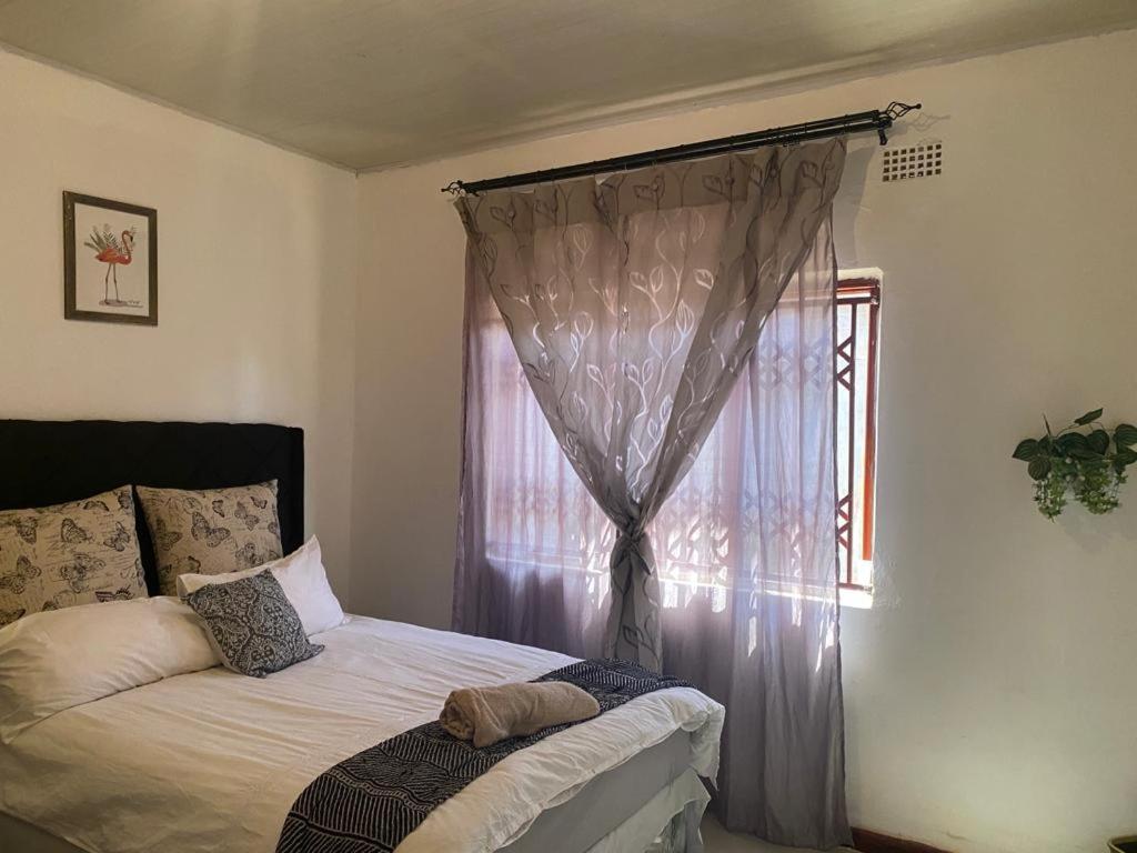 Uma cama ou camas num quarto em Samkab Legacy & comfort Ndeke (airport)