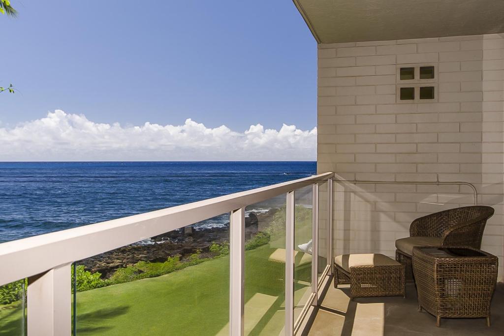 Elle comprend un balcon offrant une vue sur l'océan. dans l'établissement Kuhio Shores 201, à Koloa