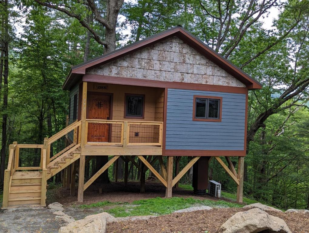 una casita en un marco de madera en el bosque en Oak Treehouse Cabin Rustic Luxury Near Asheville, en Marshall