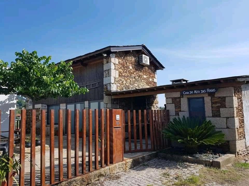 een huis met een houten hek ervoor bij Casa do Alto das Fragas in Canedo de Basto