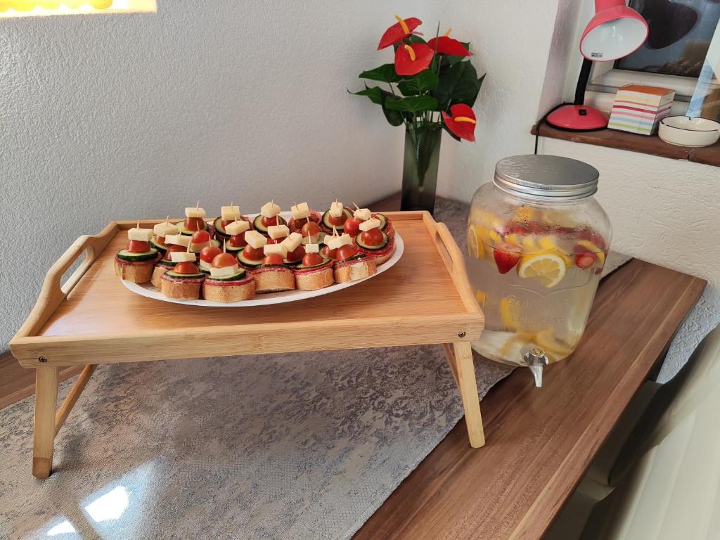 una bandeja de magdalenas en una mesa con un plato de comida en Vikendica Rada en Loznica