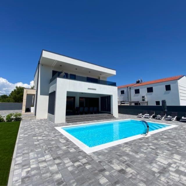 dom z basenem przed domem w obiekcie Villa Mila w mieście Vrsi