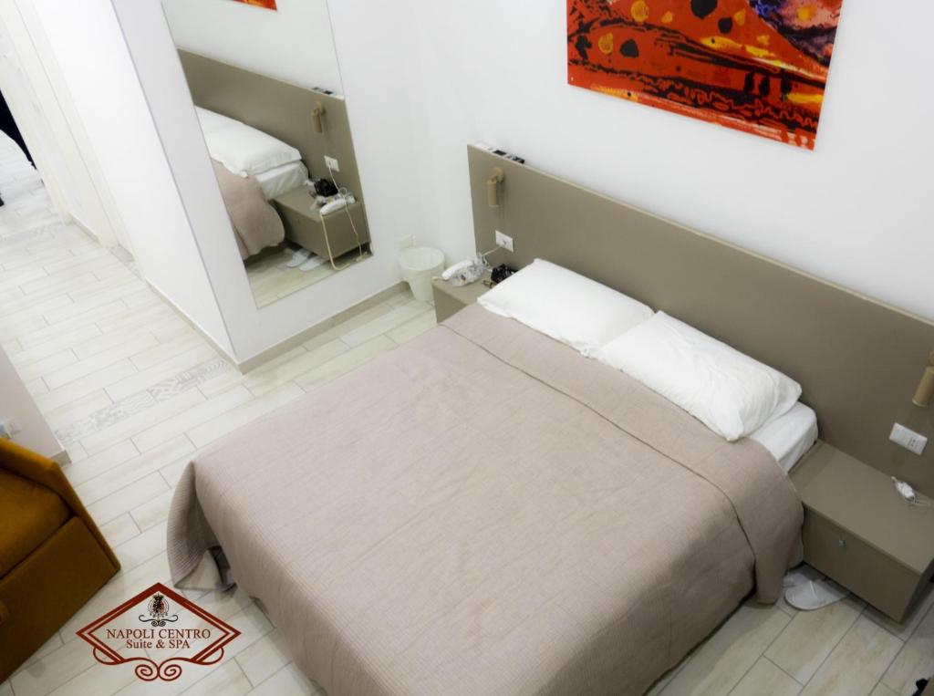 Postel nebo postele na pokoji v ubytování Napoli Centro Suite e Spa