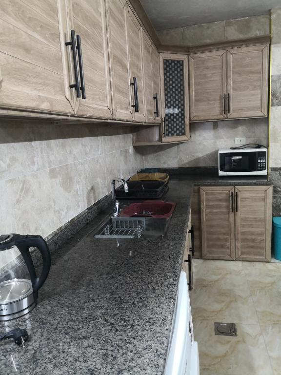 Kuchyň nebo kuchyňský kout v ubytování White tulips apartment الزنبقة البيضاء