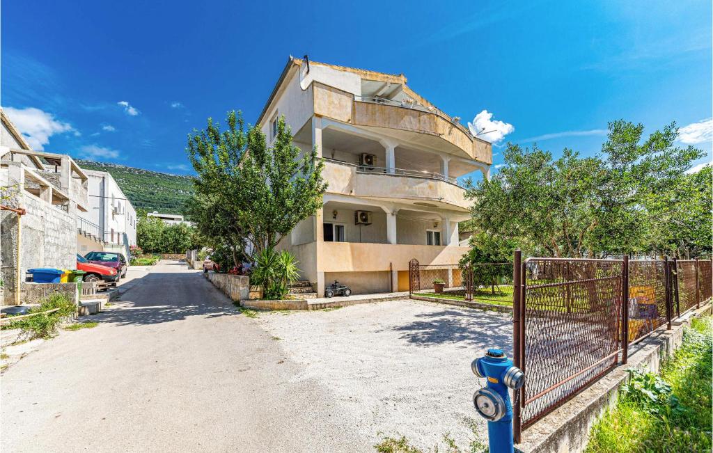 einem blauen Hydranten vor einem Gebäude in der Unterkunft 2 Bedroom Nice Apartment In Kastel Stari in Kaštel Stari