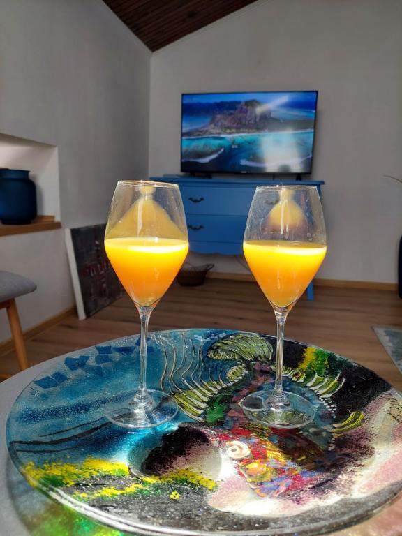 deux verres de jus d'orange assis sur une table dans l'établissement Blue, à Pula