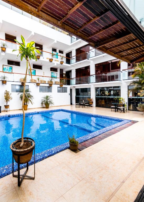 A piscina localizada em Mc Hotel Ica ou nos arredores