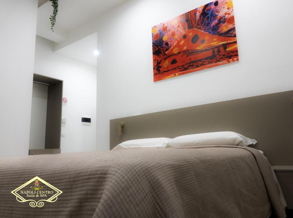 Postel nebo postele na pokoji v ubytování Napoli Centro Suite e Spa