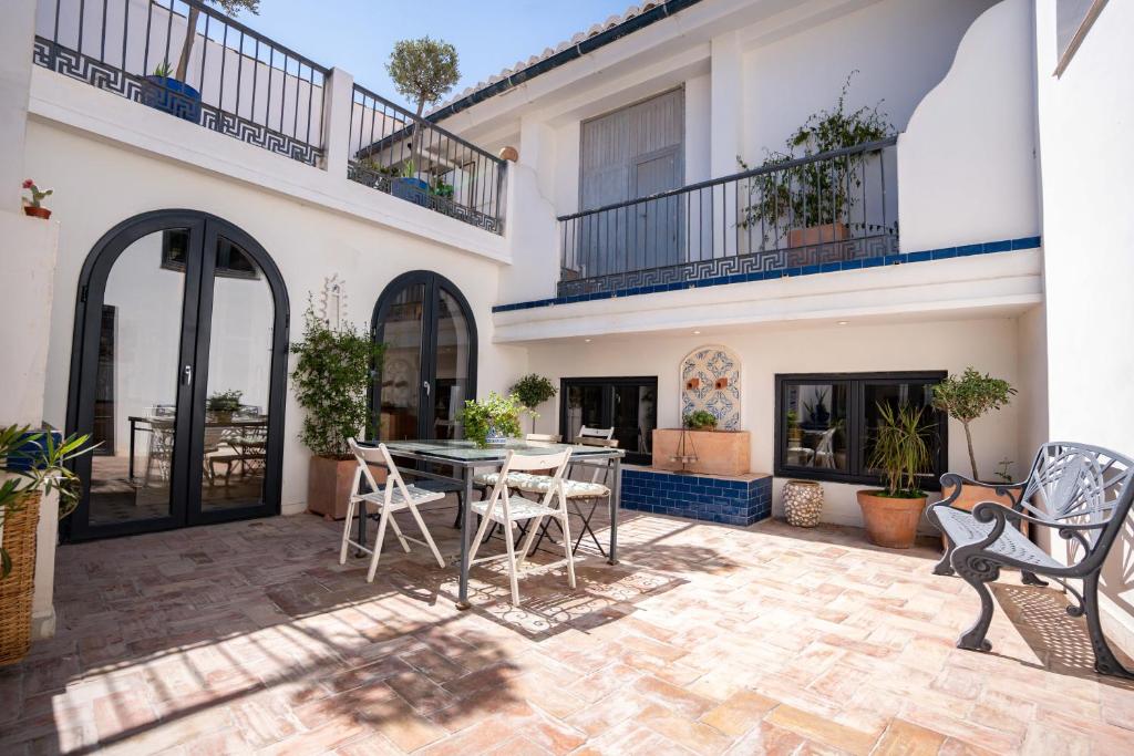 un patio al aire libre con mesa y sillas en Valencia Luxury Guest House, en Godella