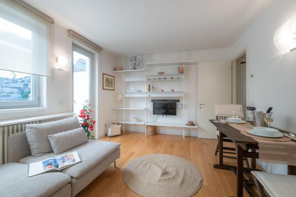 uma sala de estar com um sofá e uma mesa em Residence Santa Tecla em Trieste