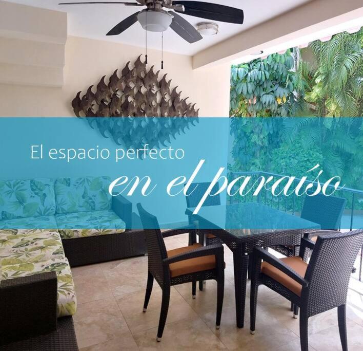 ein Esszimmer mit einem schwarzen Tisch und Stühlen in der Unterkunft Villas Cozumel #3 in Cozumel