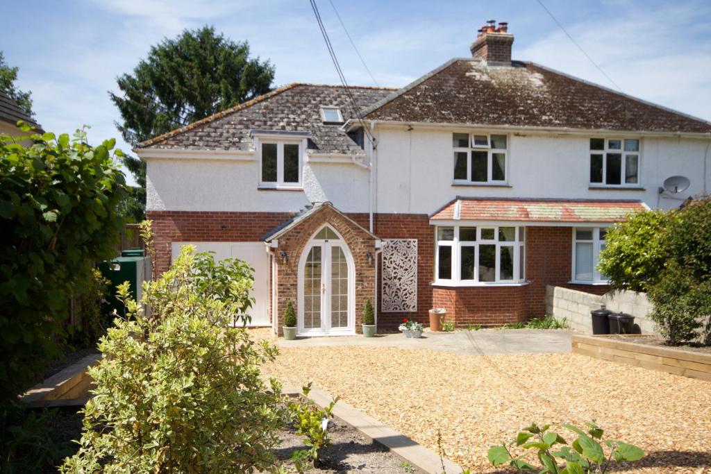 a house with a driveway in front of it at Avondale New Forest in Godshill