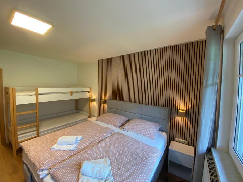 フラタッハにあるMölltaler Gletscher Apartmentのベッドルーム1室(ベッド1台、タオル2枚付)