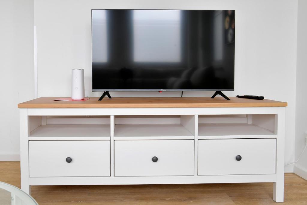 TV a/nebo společenská místnost v ubytování Stay and Work Apartment - 8 beds - 4 bed rooms