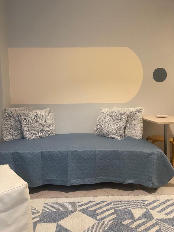 Postel nebo postele na pokoji v ubytování cozy minimal apartment