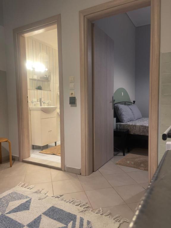 Postel nebo postele na pokoji v ubytování cozy minimal apartment