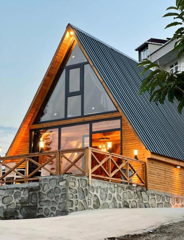 Casa con ventana grande y pared de piedra en Günışığı Bungalov en Rize