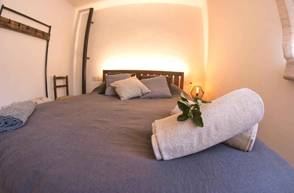 - une chambre avec un lit et une plante dans l'établissement La Casita de mimo., 
