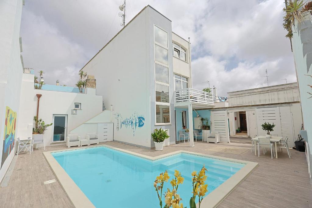 ein Haus mit Swimmingpool neben einem Gebäude in der Unterkunft Salentuosi - Salento Mille e una Notte in Racale