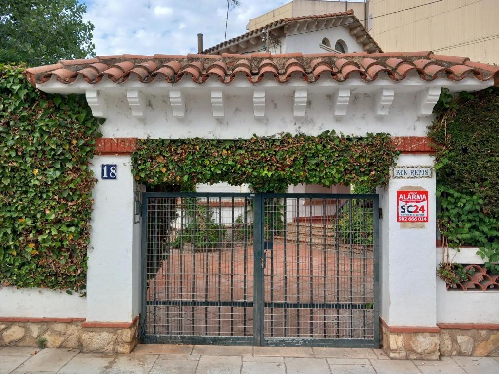 an entrance gate to a building with ivy at Bon Repòs in Cambrils