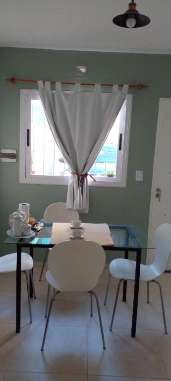 une salle à manger avec une table et des chaises en verre dans l'établissement Das thomy, à Córdoba