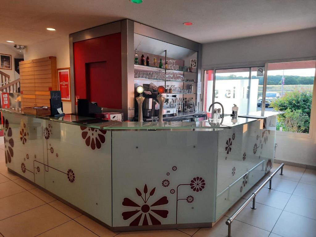 Lounge nebo bar v ubytování ibis Avallon