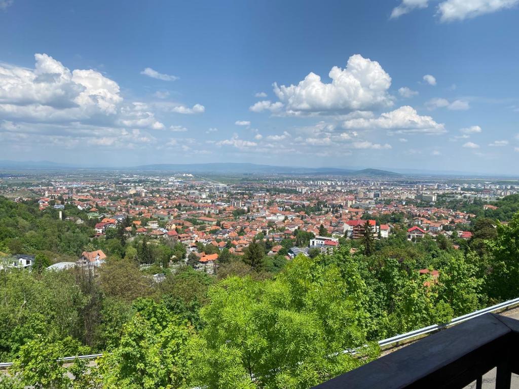 vista sulla città dalla parte superiore di un edificio di BELLESTAY a Braşov