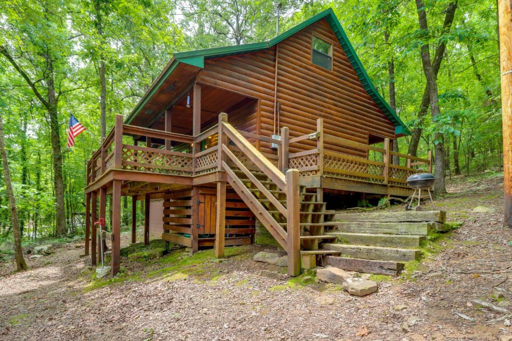 Cabaña en el bosque con terraza grande en Rural Arkansas Vacation Rental with Wraparound Porch, en Heber Springs