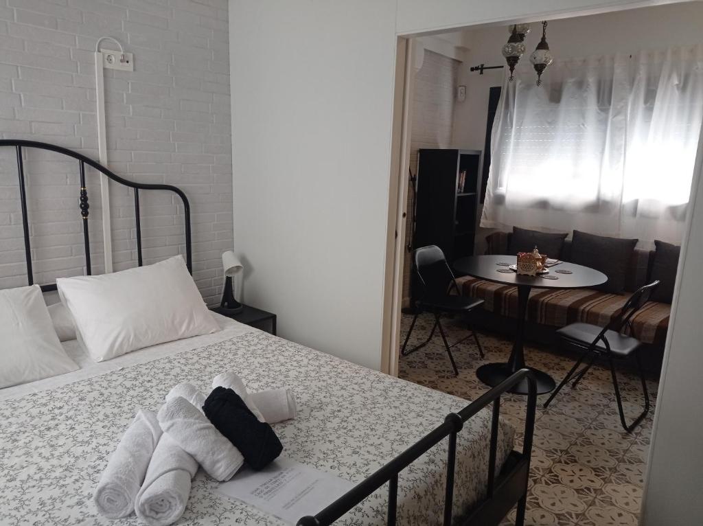 - une chambre avec un lit et des serviettes dans l'établissement Centro de Málaga - Calle Zanca, à Malaga