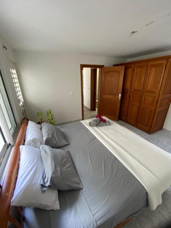 Postel nebo postele na pokoji v ubytování Grand Case Palace