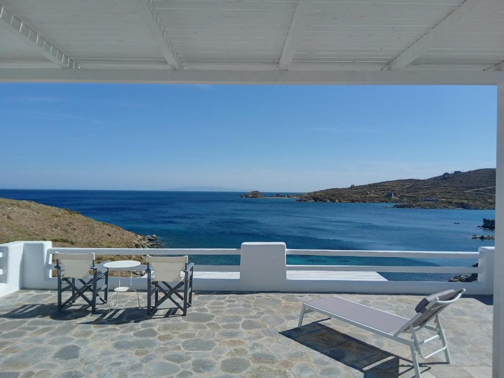 un patio con mesa, sillas y el océano en the South Breeze, en Caristo