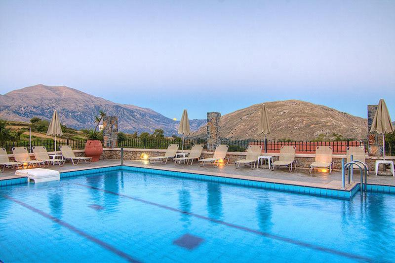 The swimming pool at or close to Elia Meronas