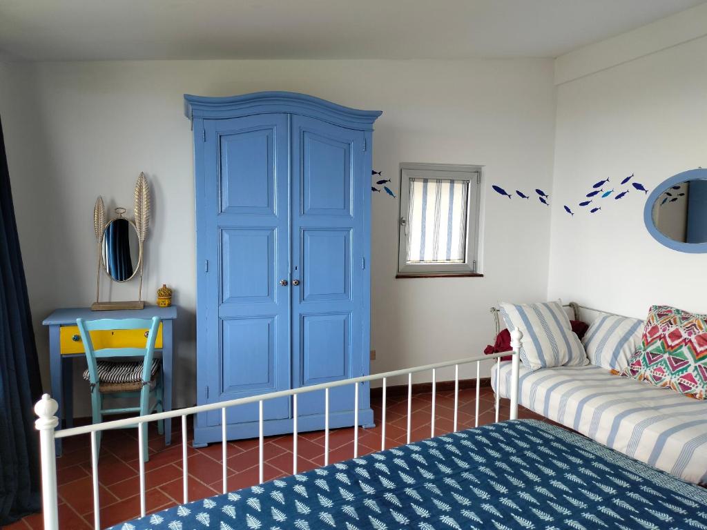 a living room with a blue door and a couch at le finestre sul mare in Conversano