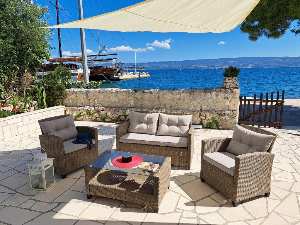 d'une terrasse avec des chaises et une table offrant une vue sur l'eau. dans l'établissement Apartment by the sea SONJA, à Dugi Rat