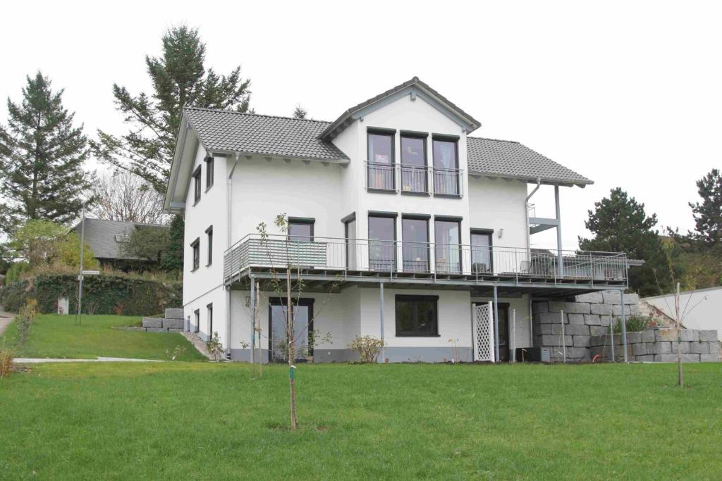 ein großes weißes Haus mit einem großen Hof in der Unterkunft Ferienwohnung Rheingeschaut in Bad Bellingen