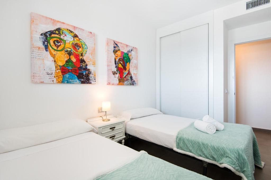 Posteľ alebo postele v izbe v ubytovaní UNIVERSITY & TECH PARK MALAGA APARTMENT