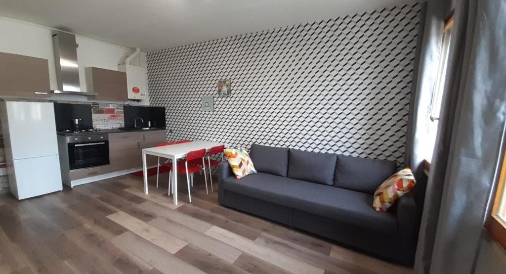 sala de estar con sofá y mesa en Appartamento ristrutturato - Castrocaro Terme, en Castrocaro Terme