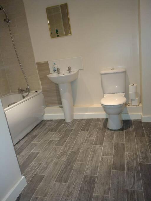 Koupelna v ubytování Modern 2 Bed, 2 Bath Apartment Near Etihad Stadium and Coop Live