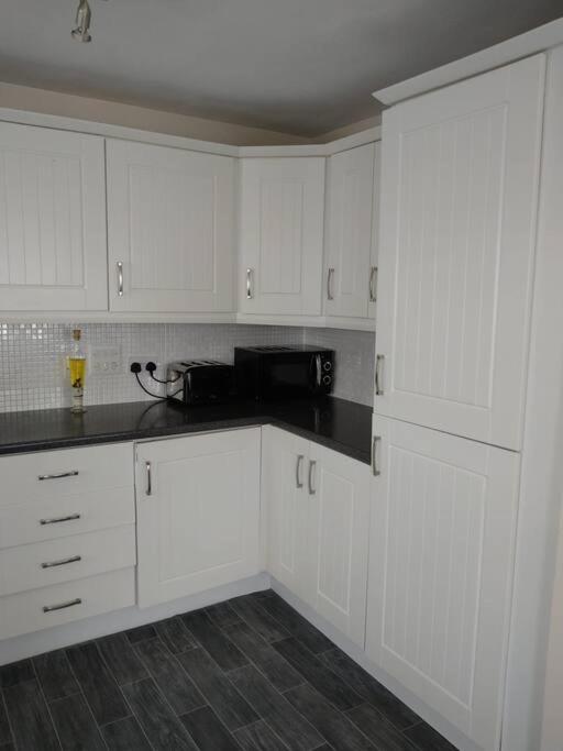 Kuchyň nebo kuchyňský kout v ubytování Modern 2 Bed, 2 Bath Apartment Near Etihad Stadium and Coop Live