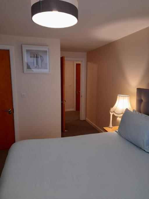 Postel nebo postele na pokoji v ubytování Modern 2 Bed, 2 Bath Apartment Near Etihad Stadium and Coop Live