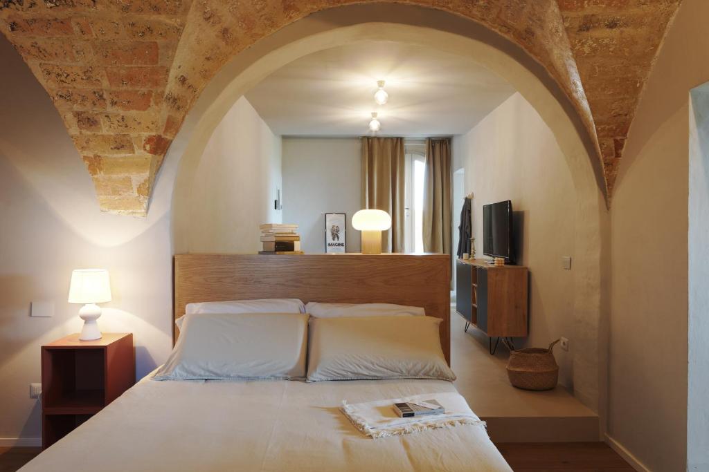 1 dormitorio con 1 cama grande y techo abovedado en Casa Cunicchio, en SantʼElpidio a Mare